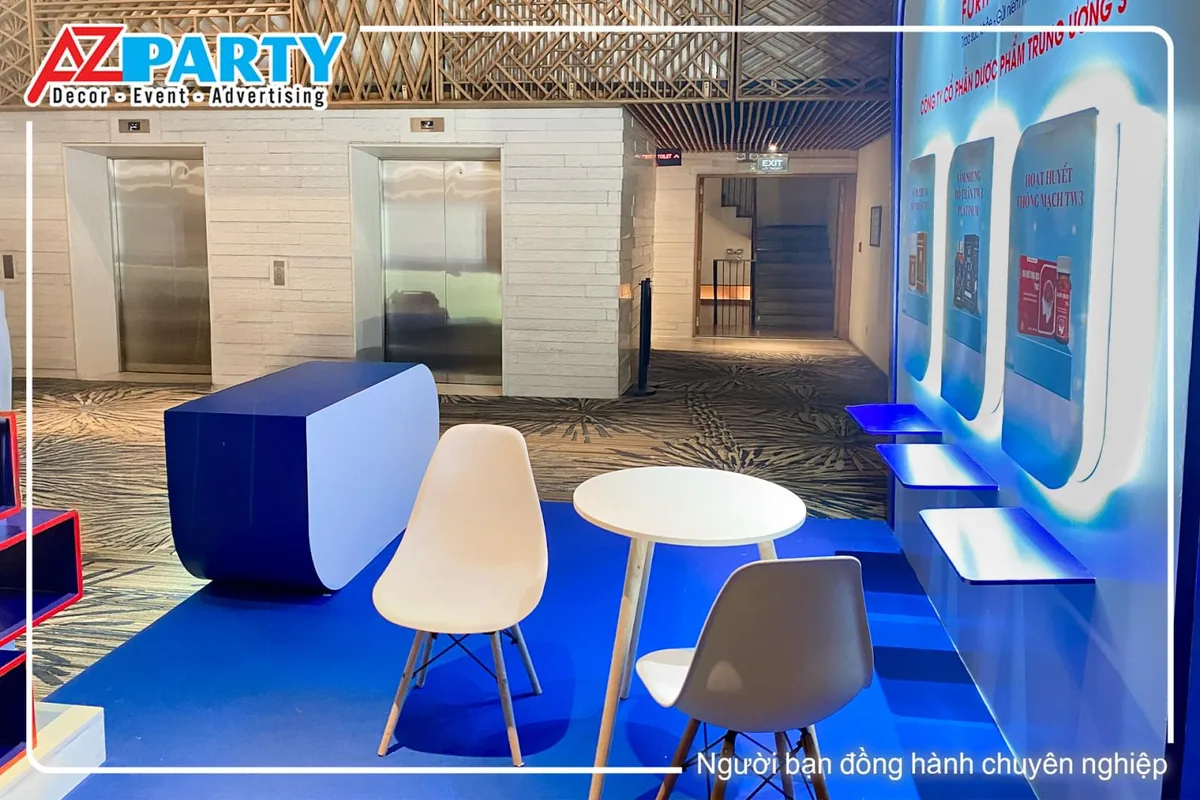 khu vực bàn ghế tiếp khách trong booth
