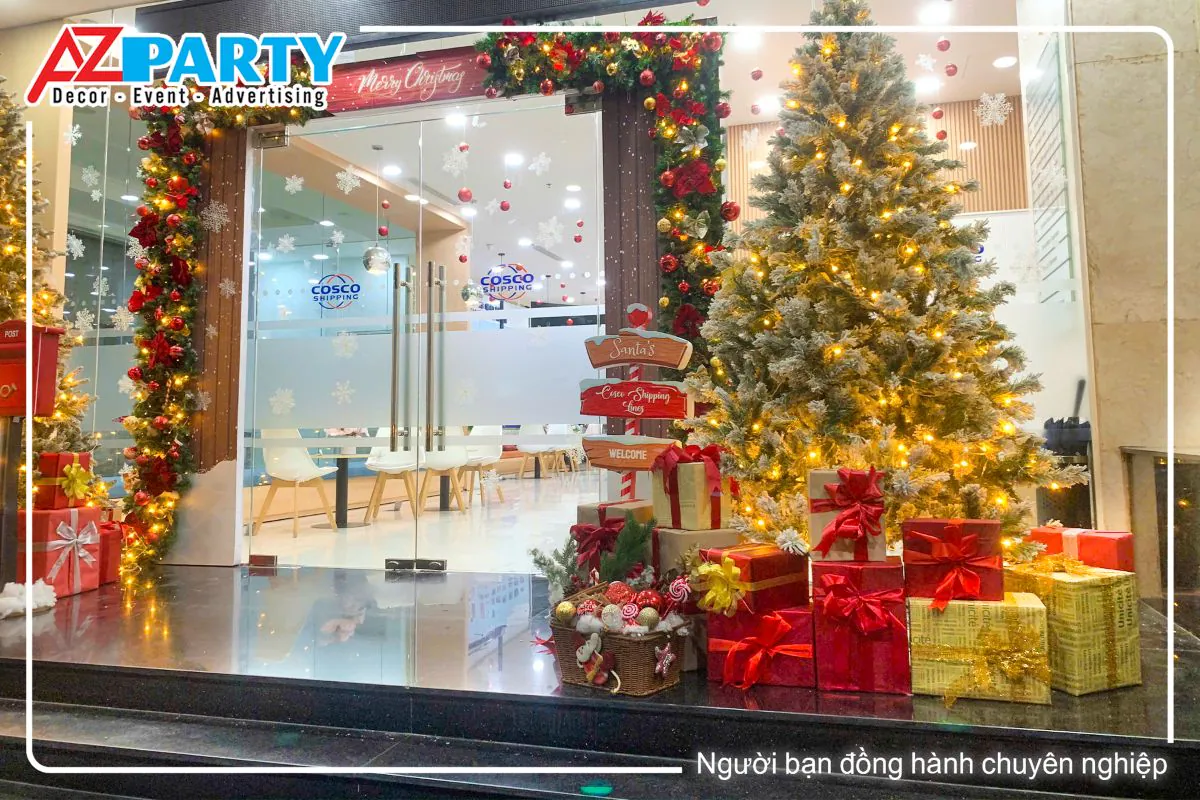 góc chụp bên phải, nổi bật với cây thông lung linh trên ánh đèn vàng