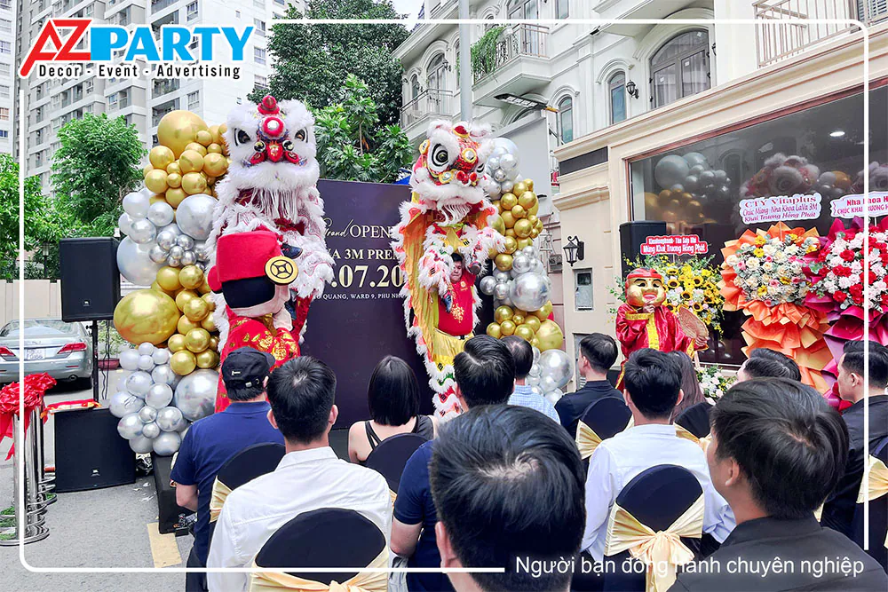 Khách mời chăm chú theo dõi tiết mục múa lân khai trương kịch tính và độc đáo trước phòng khám.