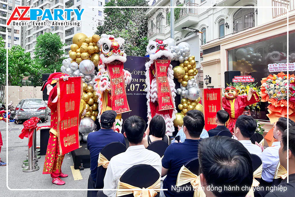 Dàn lân sư rồng trình diễn các câu liễn chúc mừng khai trương hồng phát và cát tường.