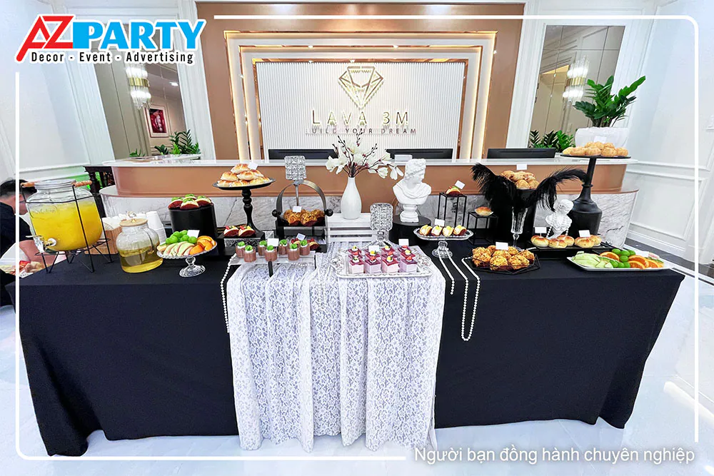 Bàn tiệc teabreak khai trương chu đáo tại quầy lễ tân phòng khám Lava 3M phục vụ khách mời.