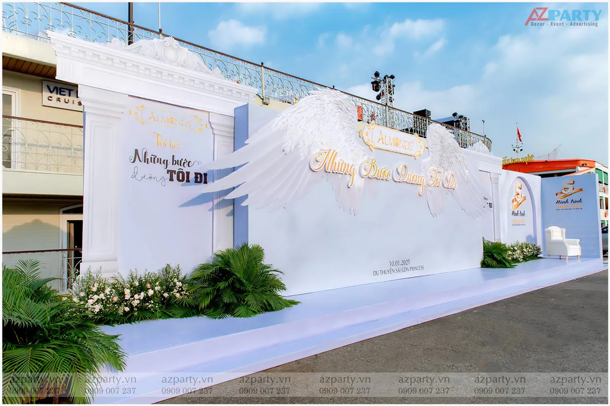Mẫu thiết kế backdrop sự kiện lấy ý tưởng đôi cánh thiên thần trắng muốt tinh tế trên bến cảng du thuyền.