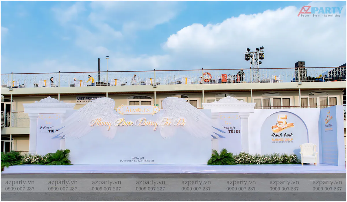 Toàn cảnh thiết kế photo booth sự kiện kỷ niệm 5 năm Almonds Group tại bến du thuyền.