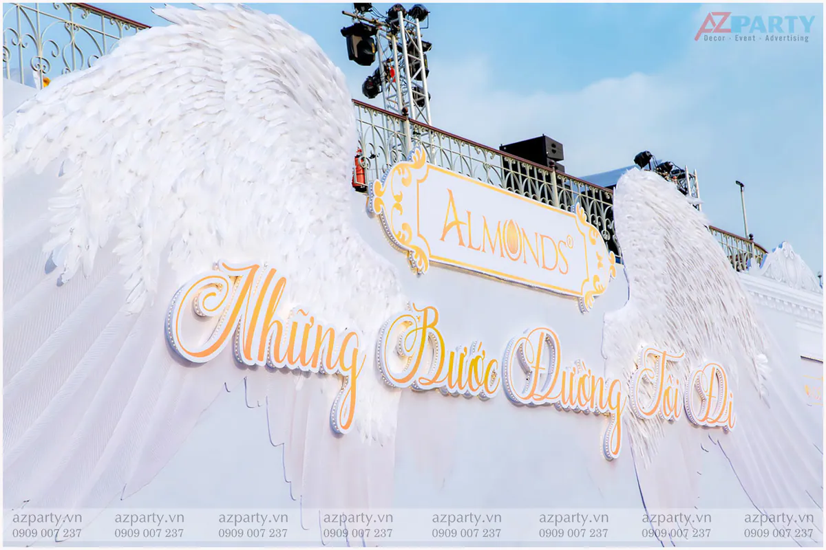 Cận cảnh góc nghiêng mô phỏng lông vũ chân thật của đôi cánh thiên thần trang trí backdrop sự kiện.