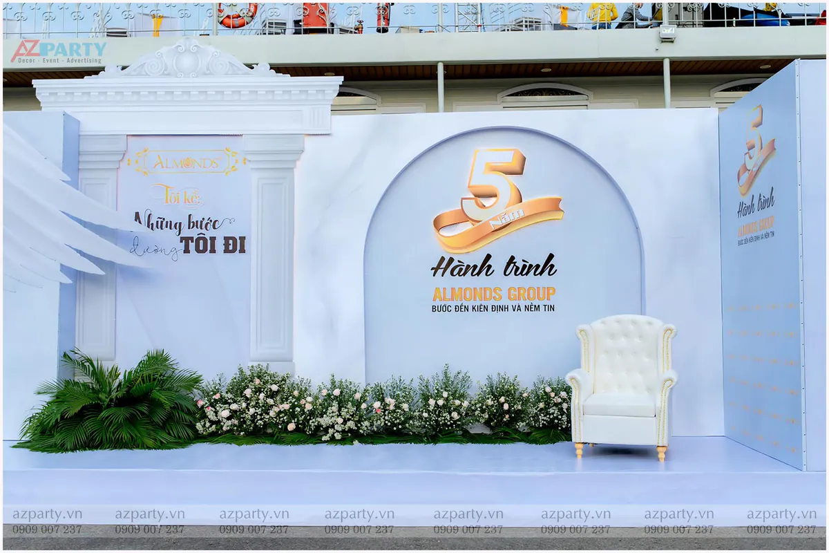 Khu vực check-in phụ với ghế bành hoàng gia trắng sang trọng tại sự kiện kỷ niệm 5 năm thành lập Almonds.