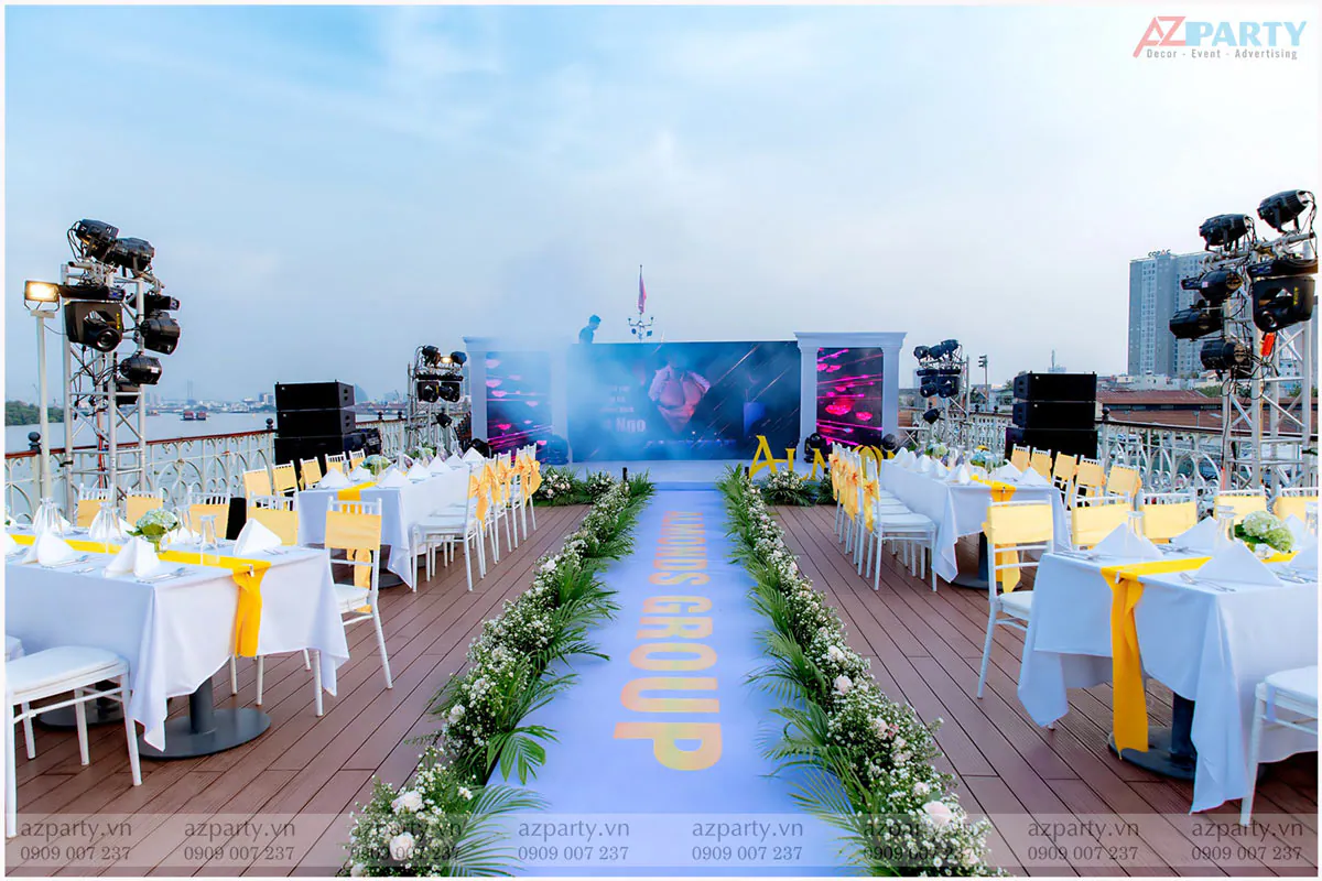 Không gian bàn tiệc ngoài trời đẳng cấp trên du thuyền với lối đi catwalk trải thảm Almonds Group.