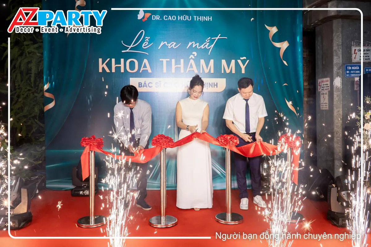 Nghi thức cắt băng khai trương Khoa Thẩm Mỹ của Bác sĩ Cao Hữu Thịnh diễn ra long trọng.