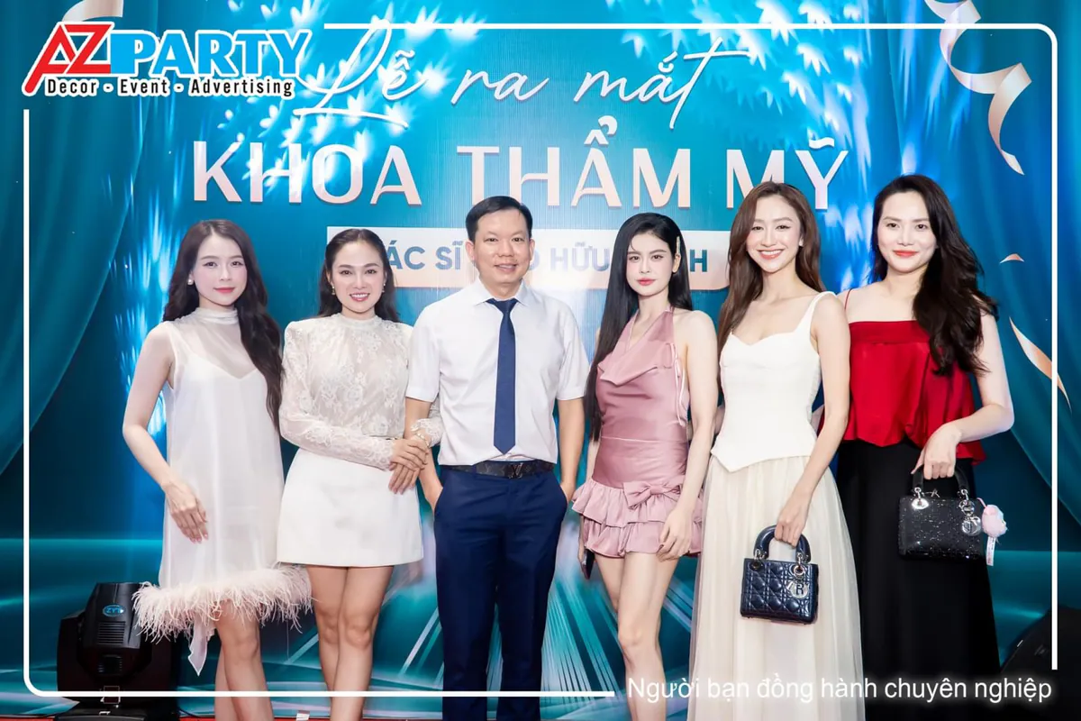 Nhiều celeb nổi tiếng đến chúc mừng và chụp ảnh lưu niệm cùng Bác sĩ Cao Hữu Thịnh.