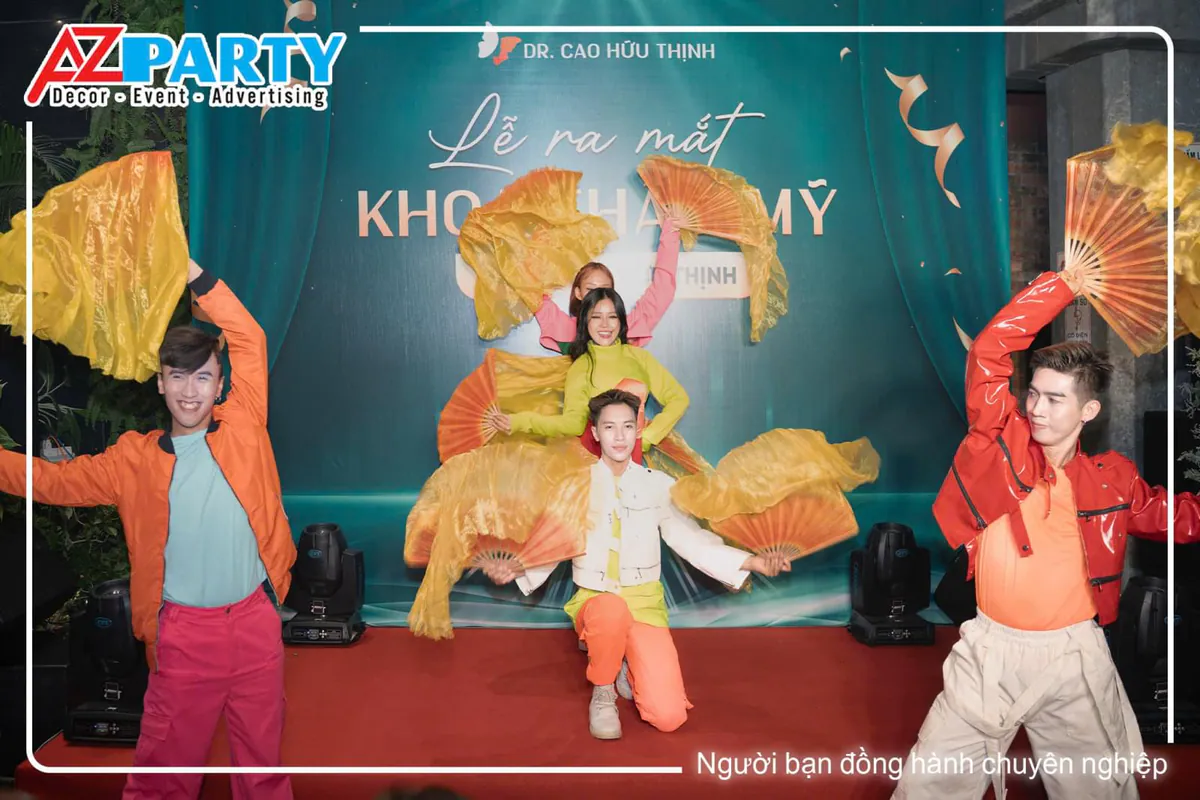 Tiết mục múa quạt lụa vàng sôi nổi chào mừng buổi lễ ra mắt khoa thẩm mỹ mới.