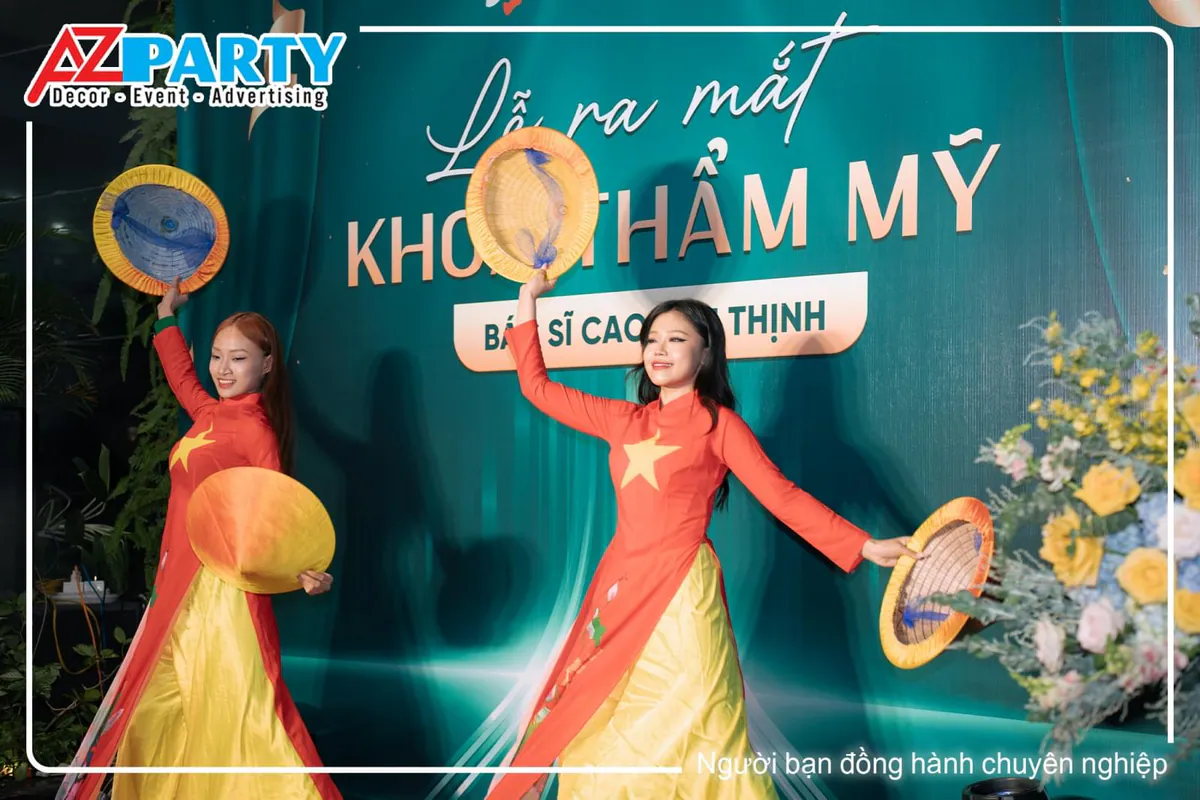 Tiết mục múa nón lá truyền thống duyên dáng trong tà áo dài đỏ thướt tha tại sự kiện.