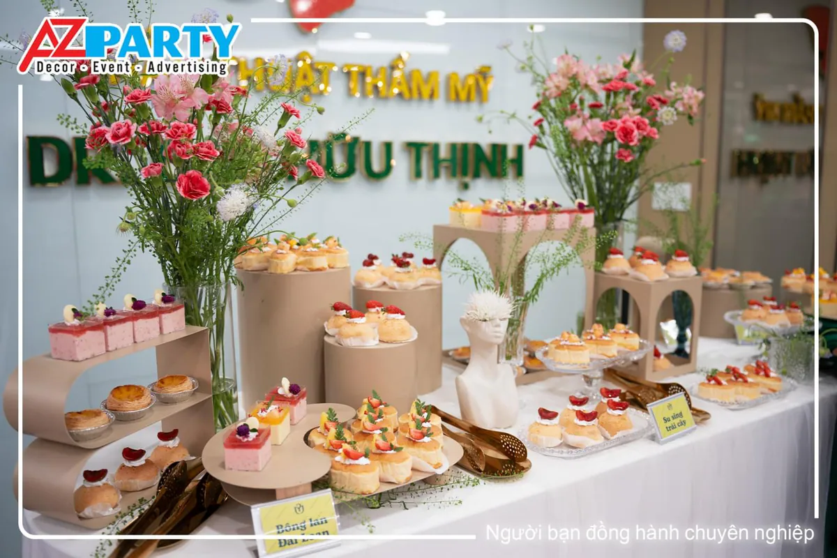 Bàn tiệc ngọt teabreak khai trương sang trọng phục vụ khách tham quan phòng khám.