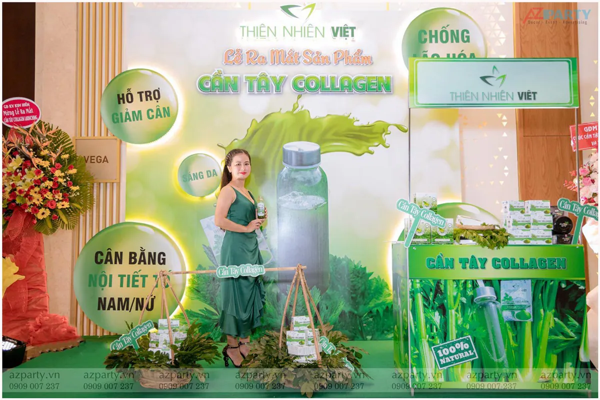 Khu vực booth trưng bày sản phẩm Cần Tây Collagen với các vòng tròn thông tin công dụng nổi bật và quang gánh tre truyền thống độc đáo.