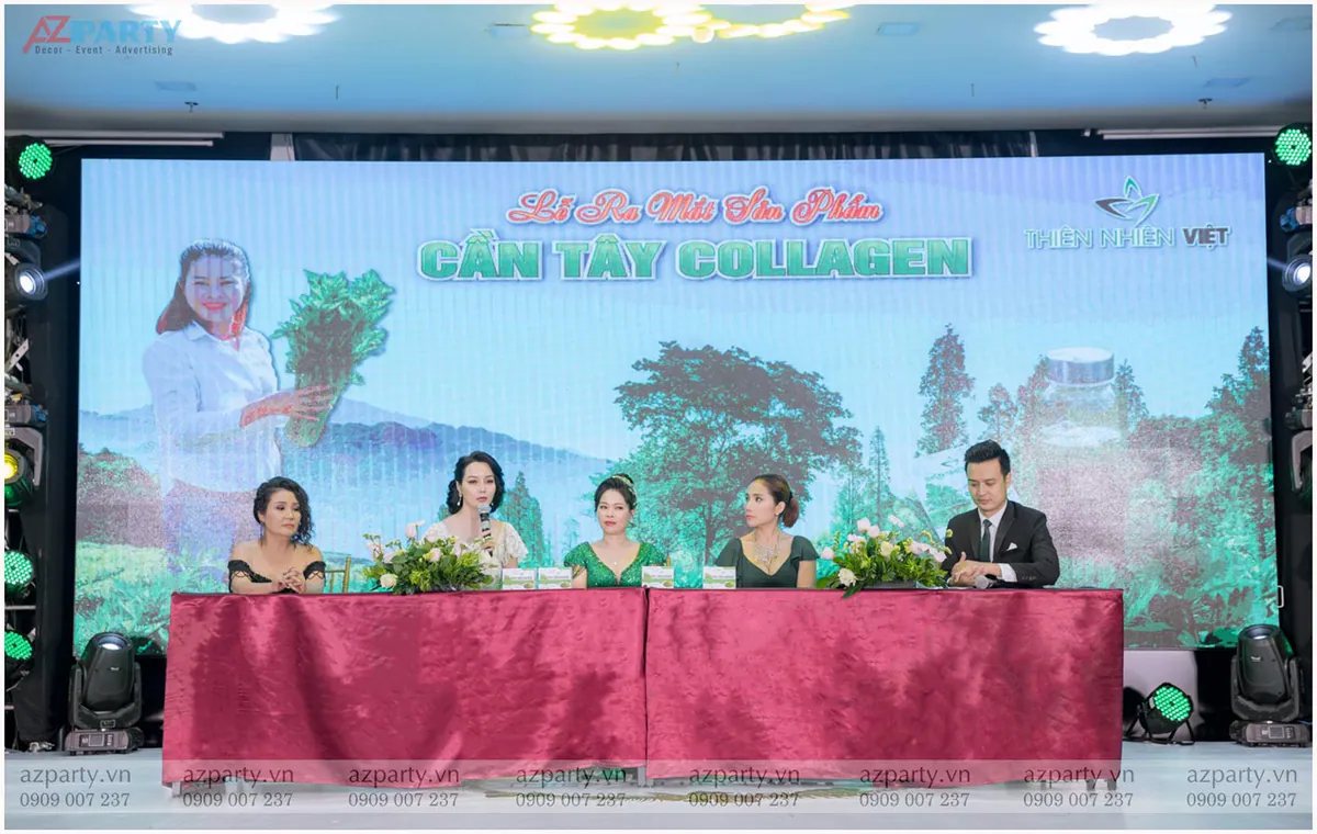 Tọa đàm giao lưu chia sẻ về sản phẩm Cần Tây Collagen của ban đại diện Thiên Nhiên Việt trên sân khấu sự kiện.