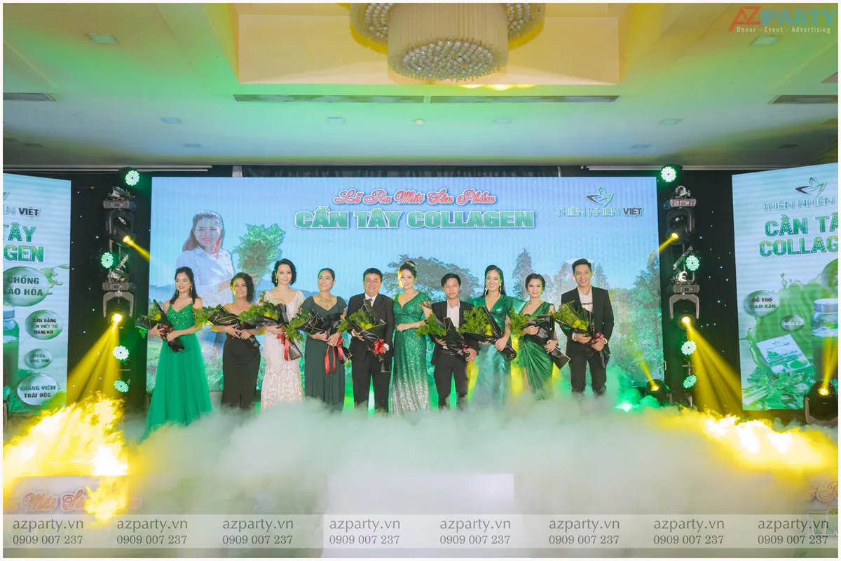 Đại diện thương hiệu Thiên Nhiên Việt nhận hoa chúc mừng rực rỡ trên sân khấu ngập tràn hiệu ứng khói và ánh sáng lung linh.