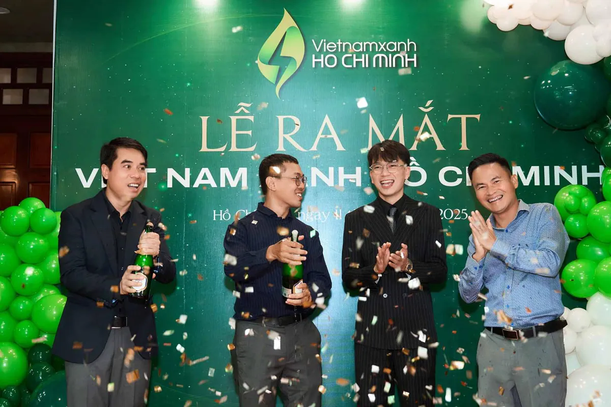 Đội ngũ ban lãnh đạo VNX Holding khui champaign trong buổi lễ khai trương