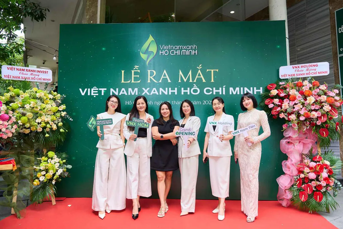 nhóm nhân viên nữ chụp ảnh tại sân khấu trong buổi  lễ khai trương của VNX Holding
