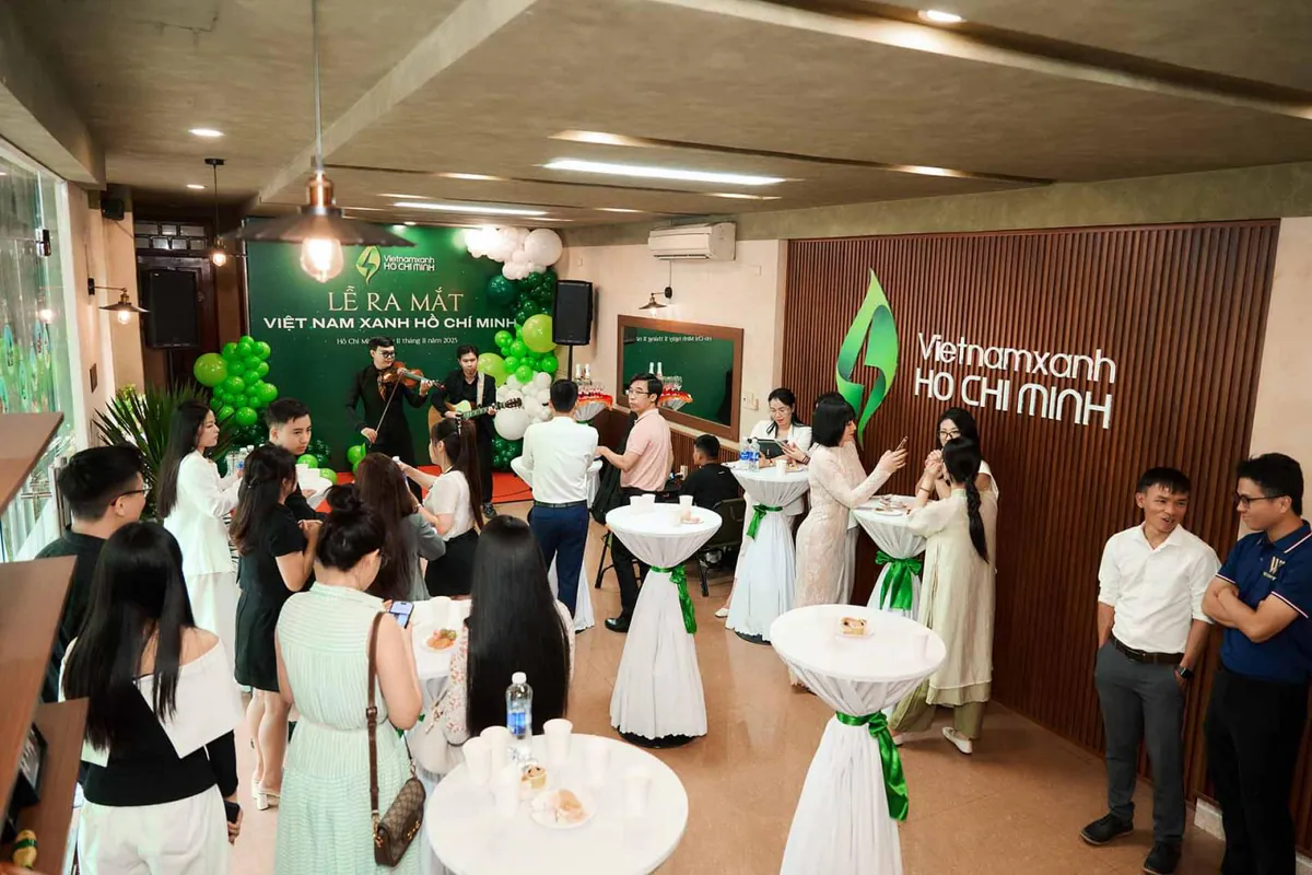 Không khí trong buổi tiệc khai trương của VNX, có nhóm nhạc công đang biểu diễn tại sân khấu
