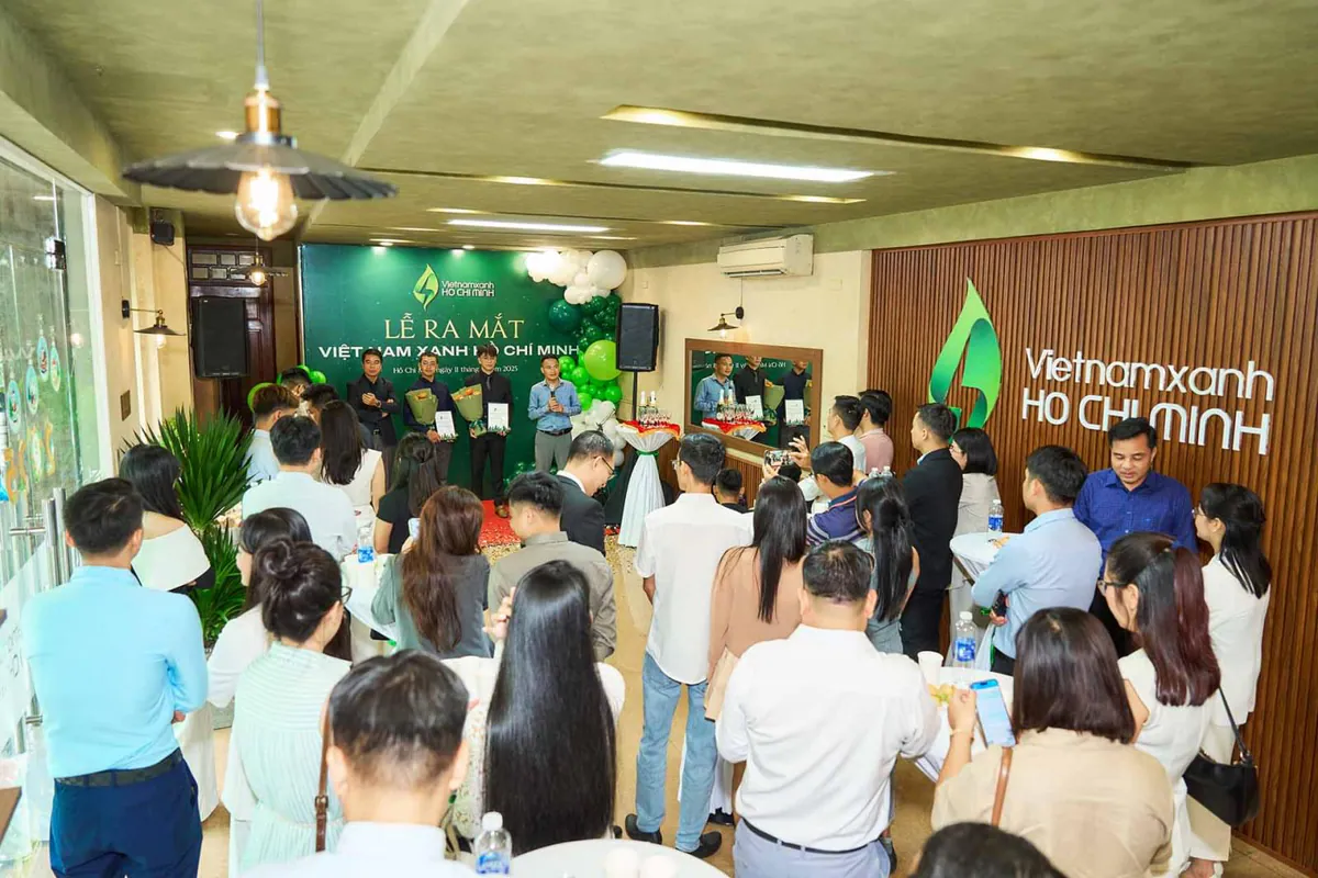 ban lãnh đạo tặng hoa cho các nhân sự cốt cán trong buổi lễ khai trương VNX Holding
