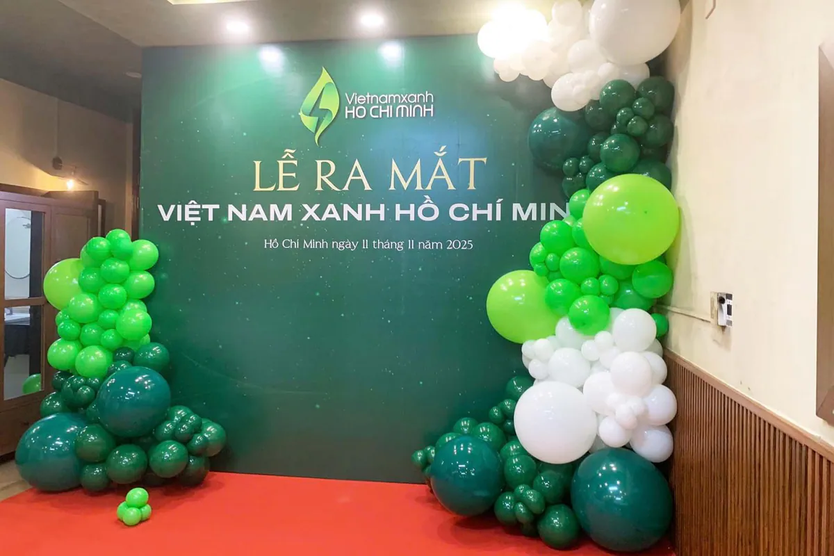 Backdrop tone màu xanh kết hợp line bóng 2 bên trên sân khấu trong buổi lễ khai trương của VNX Holding
