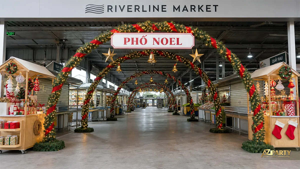 Lối đi trung tâm thương mại với các vòm đèn Noel và cây thông