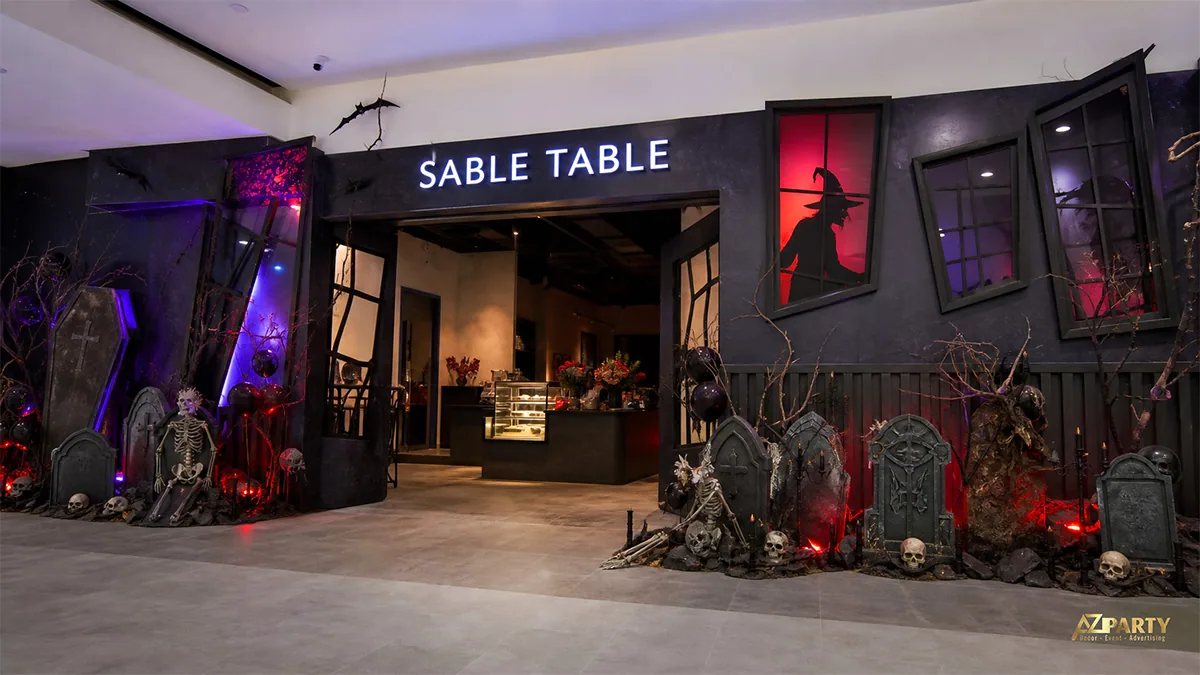 Lối vào nhà hàng trang trí Halloween như nghĩa địa với bộ xương, bia mộ và quan tài