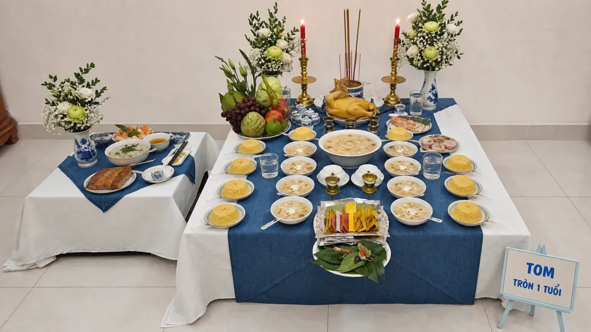 Mâm lễ khăn xanh bày gà luộc, cháo, các chén xôi chè, trái cây và hoa trắng