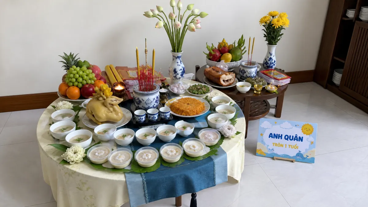 Bàn lễ tròn tông xanh với gà luộc, xôi cam, các chén chè, trái cây và lễ mặn