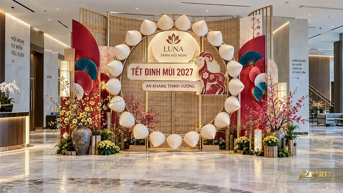 Tiểu cảnh sảnh hội nghị có vòng cung tre, nón lá xếp quanh và mô hình dê