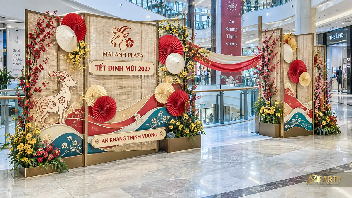 Cổng check-in trung tâm thương mại dựng từ vách tre, hoa mai đào và quạt giấy