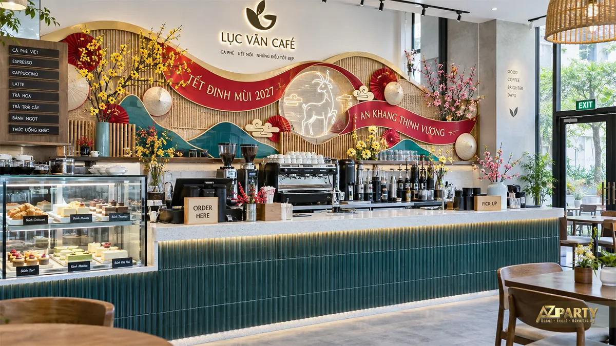 Quầy bar quán cà phê có nền mành tre, quạt giấy và dải lụa đỏ