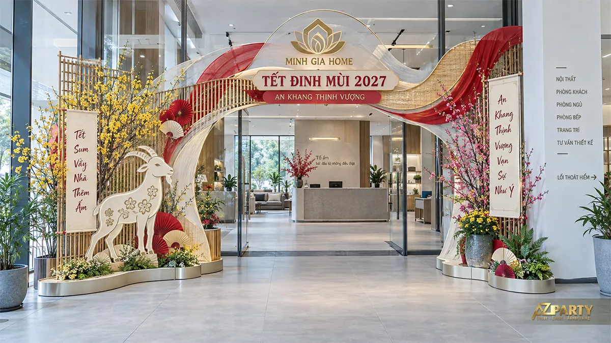 Cổng sảnh showroom với dải lụa đỏ, phên tre, hoa mai đào và hình dê