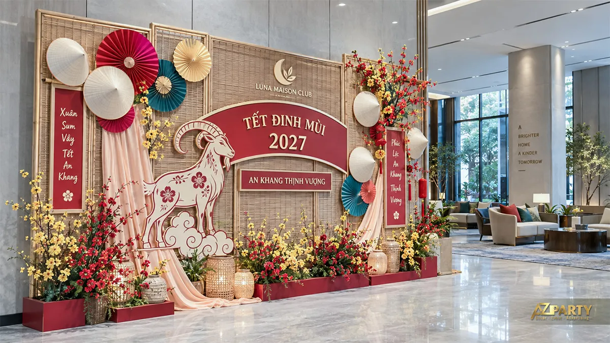 Backdrop sảnh khách sạn với nền phên tre, quạt giấy, hoa mai đào và đèn lồng
