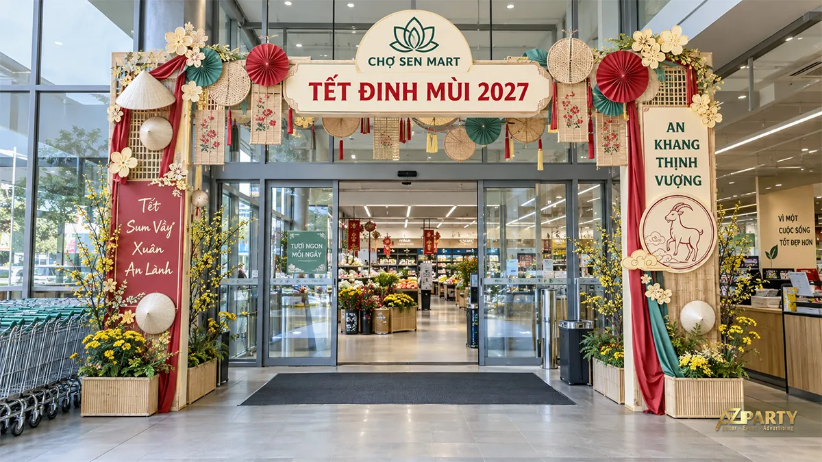 Cổng siêu thị sử dụng khung tre, quạt giấy, nón lá và hoa mai