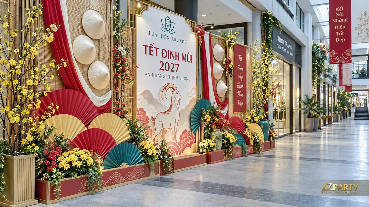 Mảng trang trí Tết dọc hành lang trung tâm thương mại với phên tre và quạt giấy