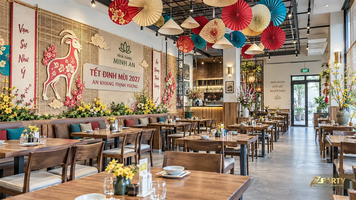 Không gian nhà hàng với trần treo quạt giấy, nón lá và vách mành tre