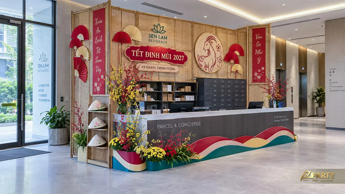 Quầy lễ tân khu căn hộ với phên tre, quạt giấy, hoa mai đào và nón lá