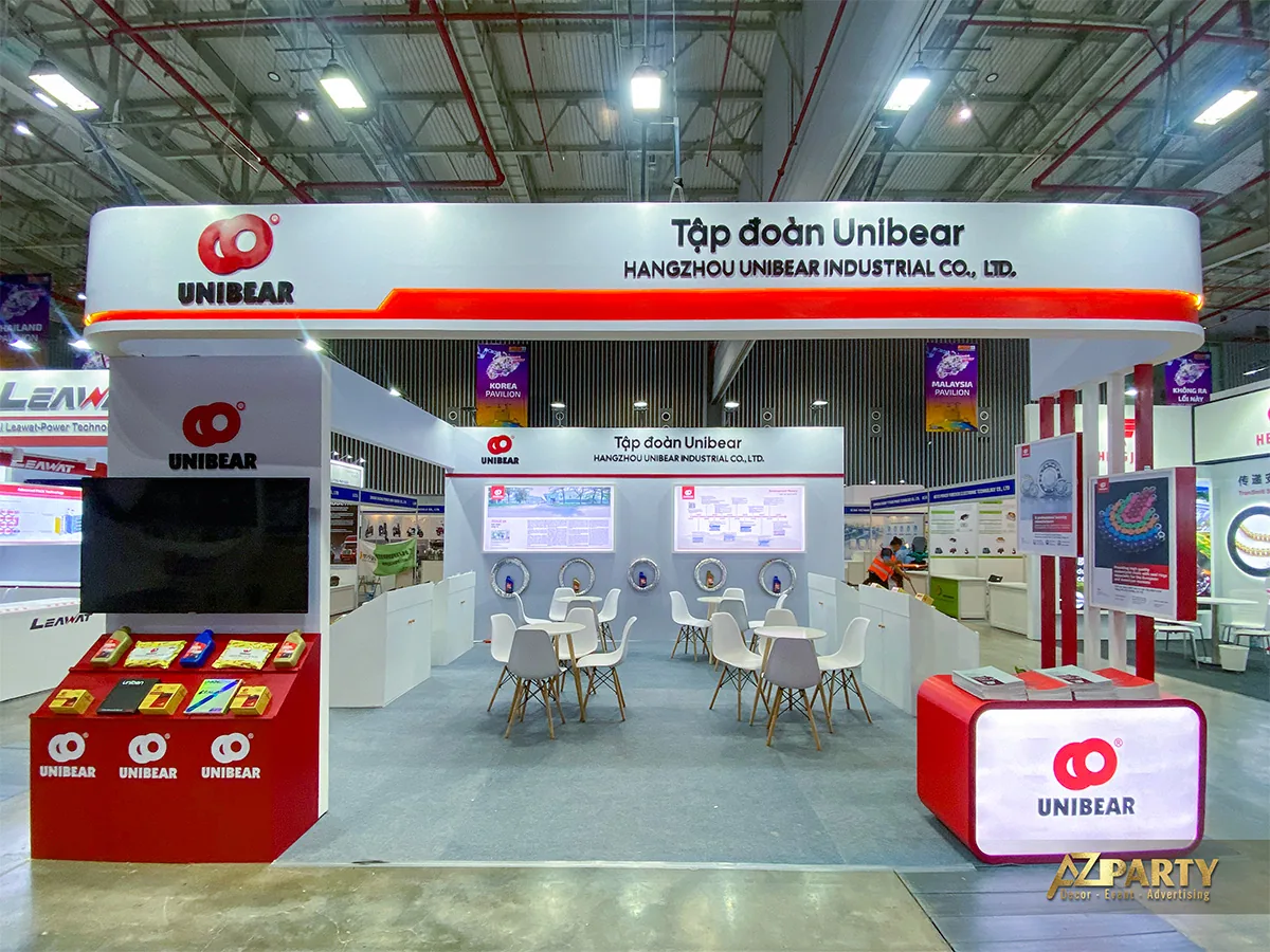 Mặt tiền gian hàng triển lãm Unibear với logo nổi bật và màn hình LED lớn thu hút khách