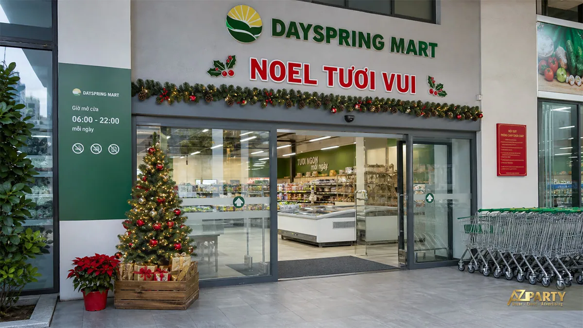 Mặt tiền siêu thị với dây thông, cây Noel và đèn ấm
