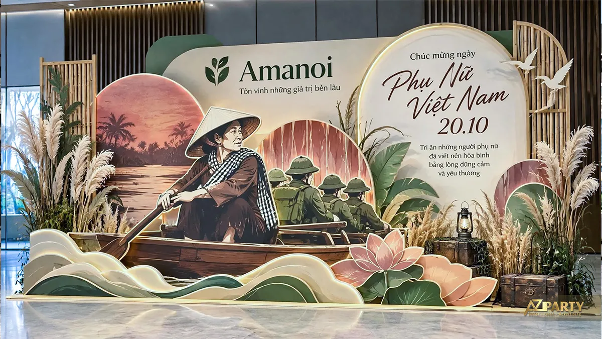 Vách tri ân với người phụ nữ chèo thuyền, hình người lính phía sau và các lớp sóng xanh