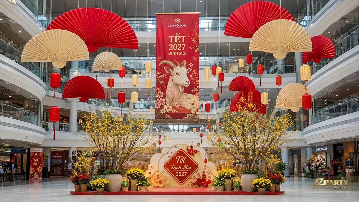 Không gian Tết tại Đại Phúc Mall với quạt giấy, đèn lồng, cây mai và biểu tượng dê ở sảnh thông tầng