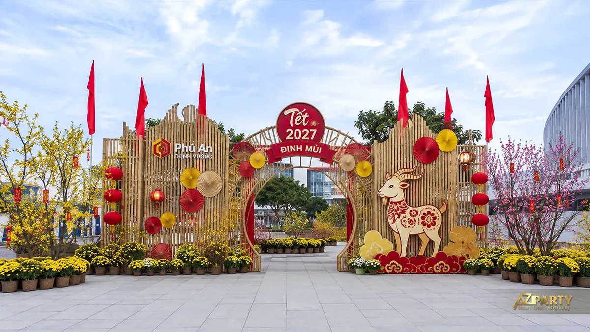 Cổng chào Tết ngoài trời bằng tre với đèn lồng, quạt giấy, hoa cúc và linh vật năm Đinh Mùi