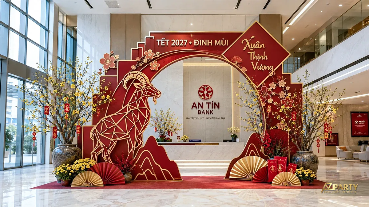 Sảnh ngân hàng An Tín trang trí cổng tròn đỏ vàng, linh vật dê, núi cách điệu và hoa mai