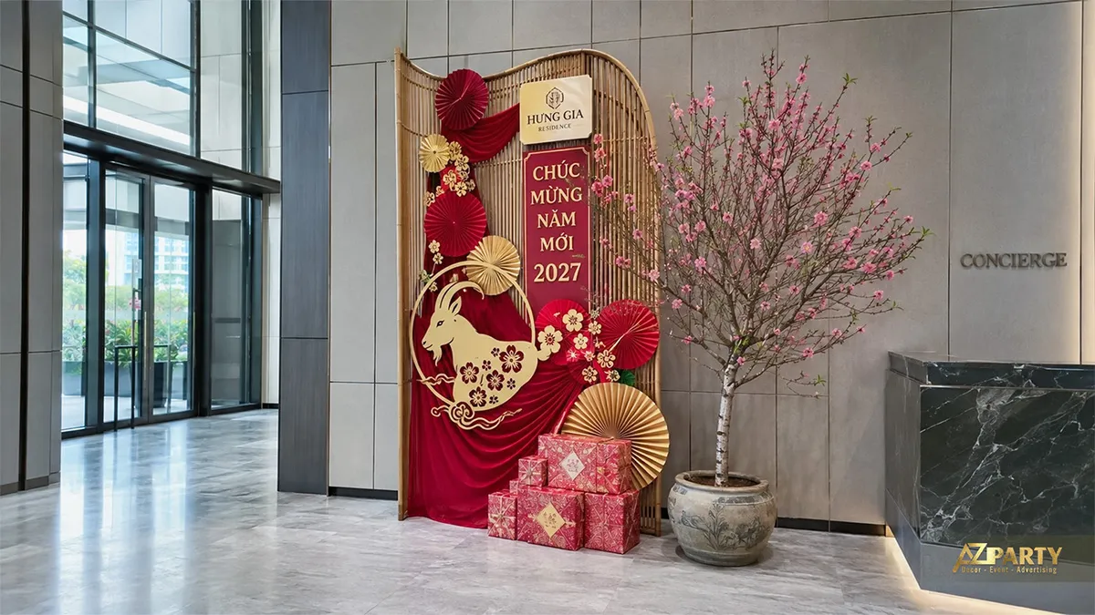 Góc đón Tết tại quầy lễ tân Hưng Gia Residence với phên tre, rèm đỏ, dê vàng và cây đào