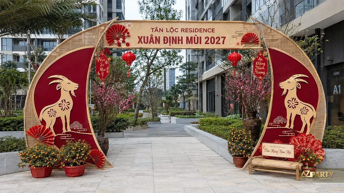 Cổng Tết bằng tre tại Tân Lộc Residence với đôi dê, đèn lồng, cây đào và cây quất