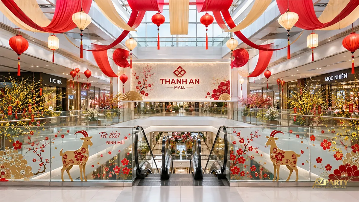 Sảnh thông tầng Thanh An Mall trang trí dải lụa đỏ kem, đèn lồng và cây mai quanh thang cuốn