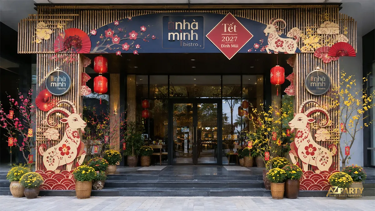 Cổng nhà hàng Nhà Minh Bistro bằng tre với dê trang trí, đèn lồng, hoa mai và hoa cúc