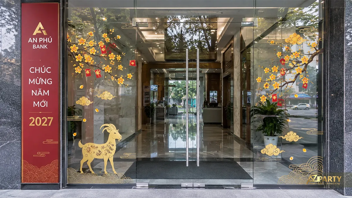 Cửa kính ngân hàng An Phú trang trí decal dê vàng, hoa mai, mây và phong bao lì xì