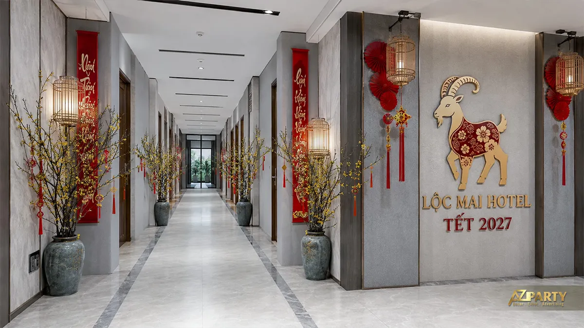 Hành lang Lộc Mai Hotel trang trí bình mai vàng, đèn tre và bảng câu chúc đỏ