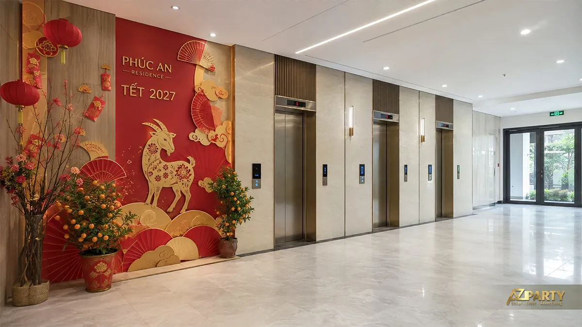 Sảnh thang máy Phúc An Residence với mảng trang trí dê vàng, quạt đỏ, cây đào và cây quất