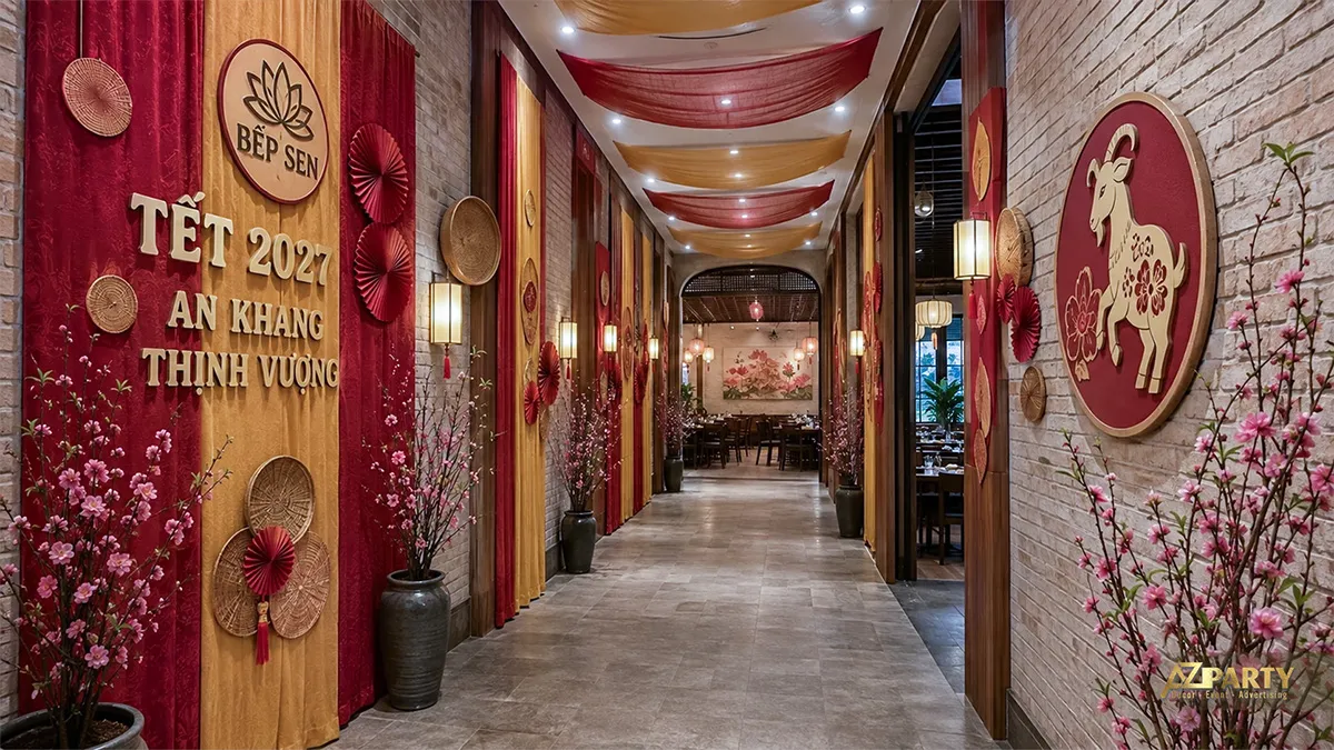 Hành lang nhà hàng Bếp Sen trang trí vải đỏ vàng, mẹt tre, huy hiệu dê và bình hoa đào